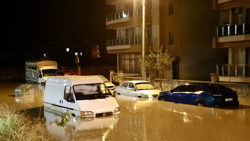 Sağanak Vurdu! 3 İl Sular Altında: Evler, İş Yerleri Perişan!