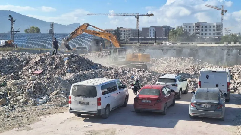 32 Ay Sonra: Deprem Molozları Hala Sokaklarda