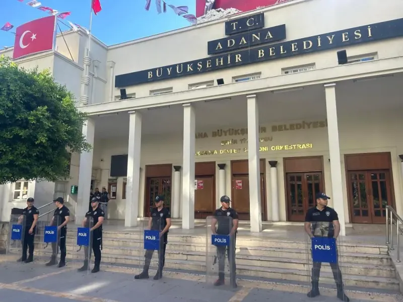 Adana Büyükşehir Belediye Başkanı Karalar’a Gözaltı Şoku