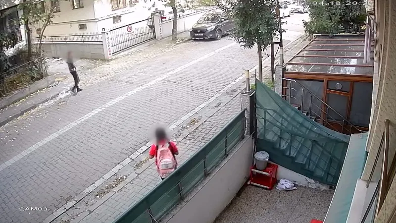 İstanbul'da Servis Bekleyen Kıza Korkunç Takip! Annesi Gelince Kaçtı!