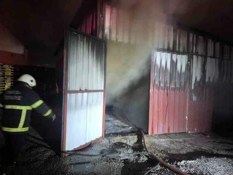 Alevler Kırıkhan’da Depoyu Harap Etti