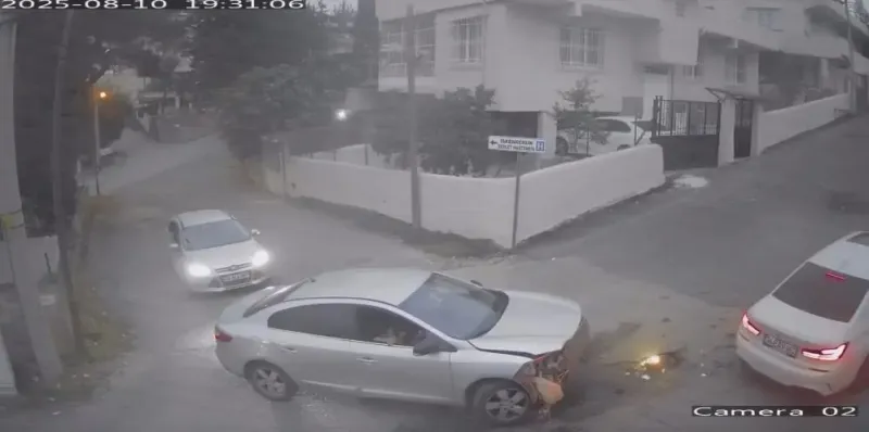 Ambulansı Takip Eden Otomobil Kaza Yaptı