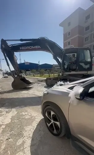 Antakya’da Gelin Arabasına “Kepçeli” Sürpriz