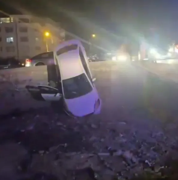 Antakya'da Feci Kaza! Kontrolden Çıkan Araç Devrildi!