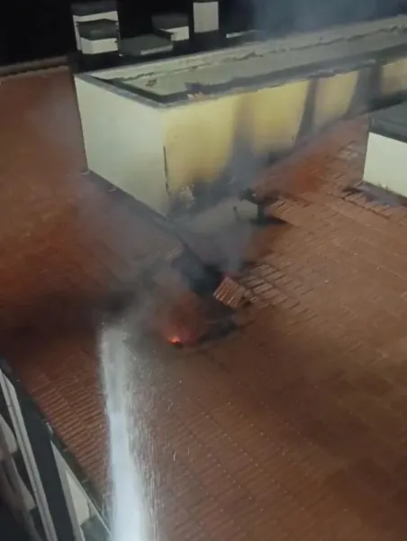 Antakya'da Çatı Yangını! Alevler Yükseldi, Korku Dolu Anlar