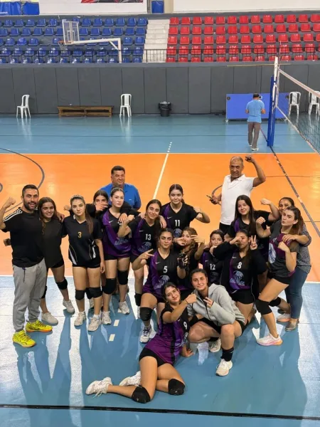 Arsuz'un Gururu! Liseliler Voleybolda Şampiyonluğu Kaptı!