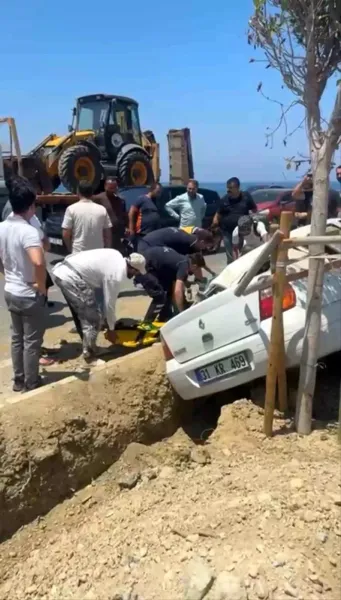 Arsuz’da Otomobil Orta Refüje Devrildi