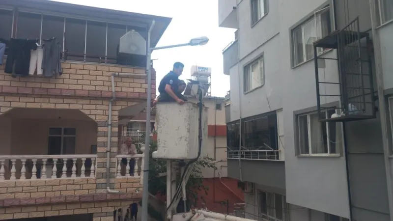 Asansör arızası paniğe yol açtı, kurtarma vinçle yapıldı