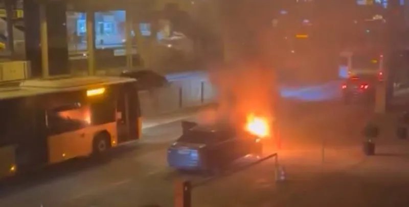 Avcılar'da seyir halindeki otomobil alev aldı