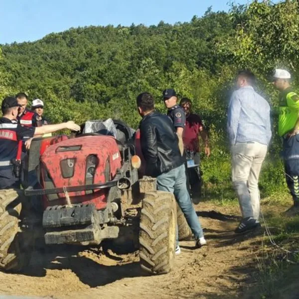 Babasının kullandığı traktörün altında kalan küçük kız kurtarılamadı
