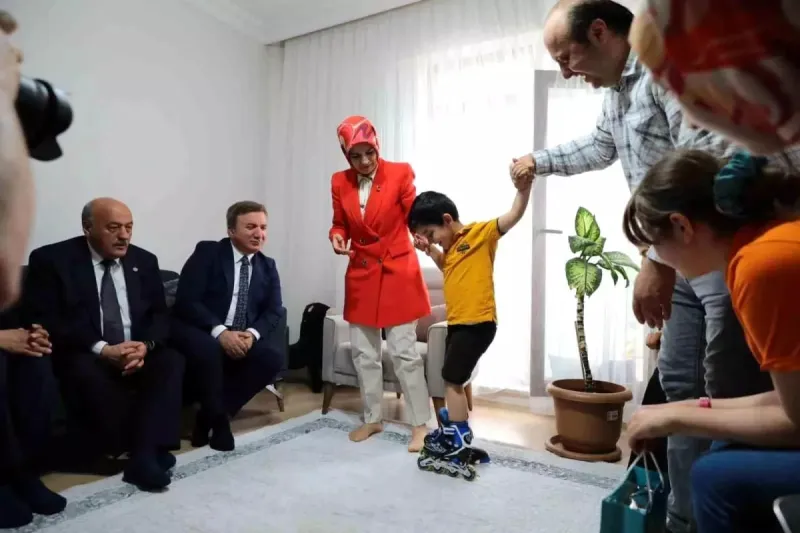 Bakan Göktaş’tan Anlamlı Ziyaret: Depremzede Muhammet’e Moral Desteği