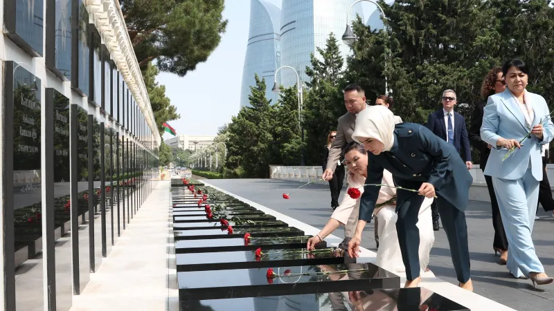 Bakan Göktaş’tan Bakü'de şehitlik ziyareti
