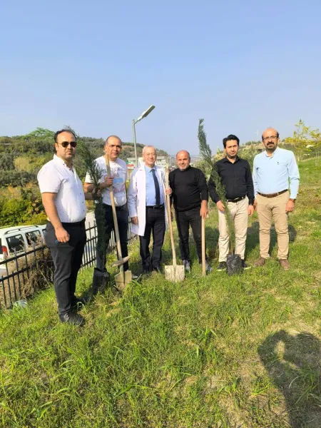Doktorlardan Anlamlı Hareket: Kazma Kürekle Fidan Dikimi!