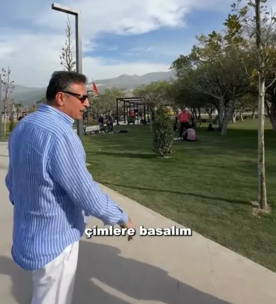 Başkan Dönmez'den Şaşırtan Hareket! Yalın Ayak Çim Keyfi