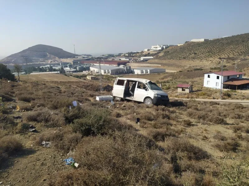 Belen’de minibüs şarampole devrildi
