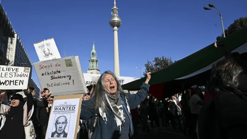 Berlin'de Filistin Yürüyüşü! 50 Bin Kişi Gazze İçin Yürüdü