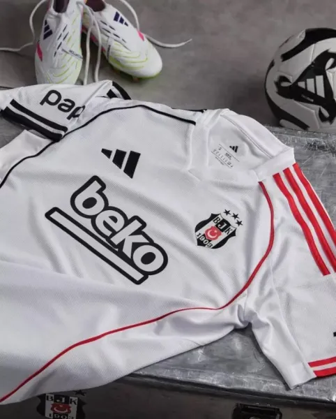 Beşiktaş yeni sezon formalarını tanıttı