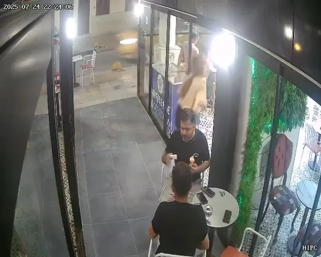Cam kapı işyerinde çalışanı şaşkına çevirdi