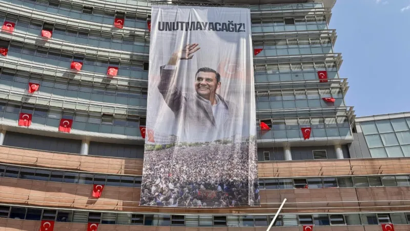 CHP Genel Merkezi'ne hayatını kaybeden Manisa Büyükşehir Belediye Başkanı Ferdi Zeyrek için pankart asıldı: Unutmayacağız!