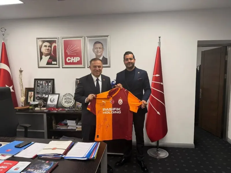 CHP’li Zeybek’ten Tiryaki’ye Galatasaray Hediyesi