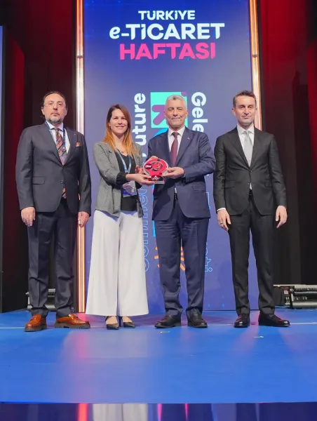 Defne Apollon İpekçilik'ten Tarihi Başarı! En İyi Marka Hikayesi