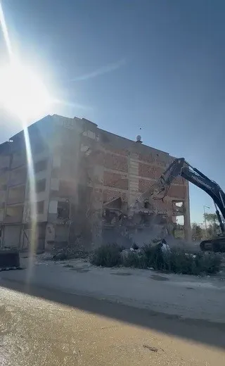 Defne’de bir iş makinesi saniyelerle ölümden kurtuldu