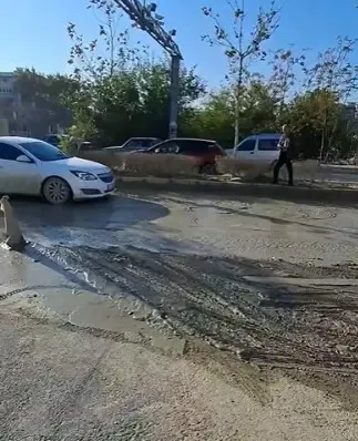 Defne'de Çamur Deryası! 10 Bin Araçlık Cadde Felç Oldu