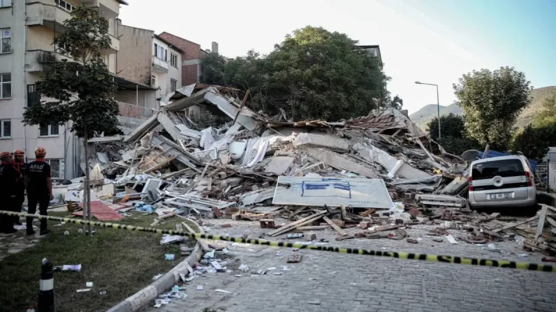 Depremde yıkılan binanın kolonları mı kesildi ?
