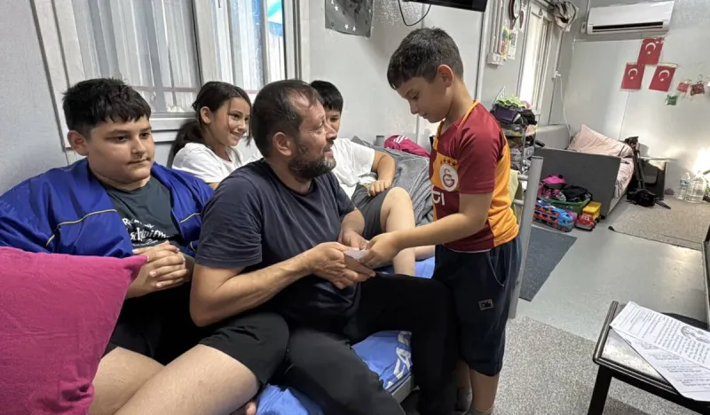Depremde Eşini Kaybetti! 4 Çocuğuna Hem Anne Hem Baba Oldu
