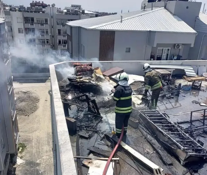Dörtyol'da Çatı Yangını! Faciadan Son Anda Dönüldü