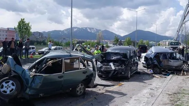 Erzurum'da beton mikseri 8 araca çarparak devrildi