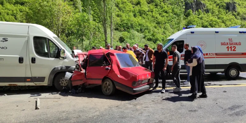 Erzurum'da Feci Kaza: Minibüs ve Otomobil Çarpıştı! 2 Ölü