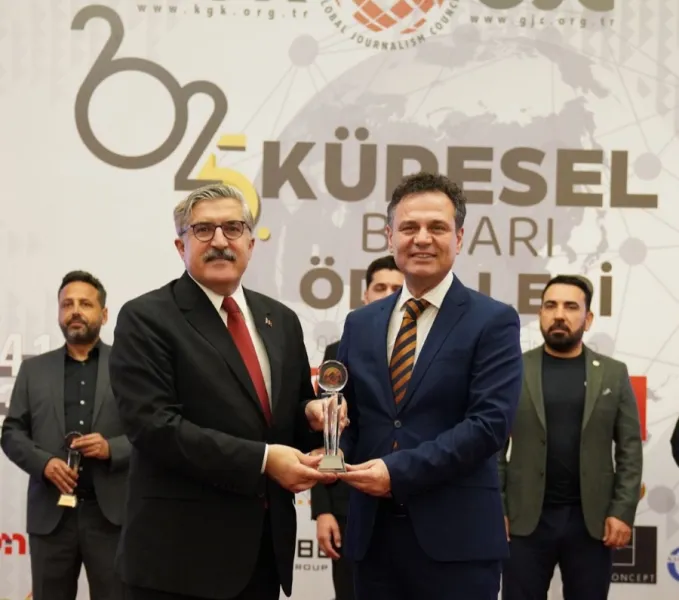 Gazetecilikte Evrensel Değerlere Destek: Yayman’a Plaket Takdimi