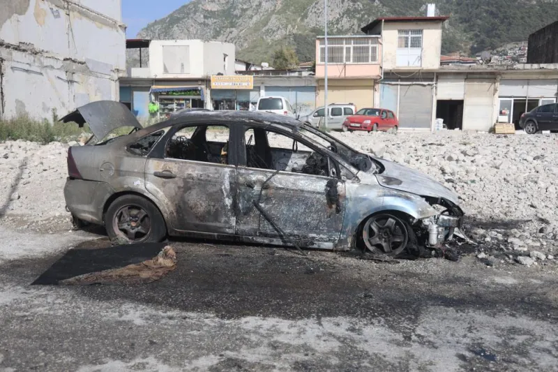 Haraparası’nda Park Halindeki Otomobil Alevlere Teslim Oldu