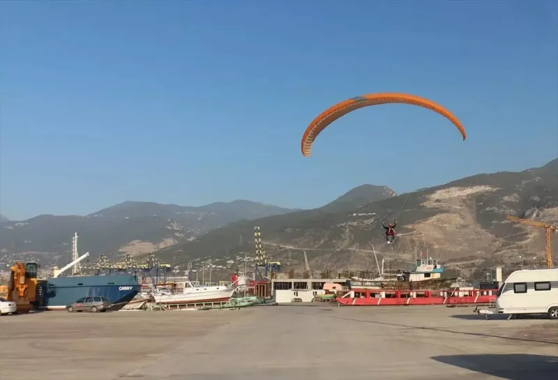 Hatay semalarında farklı bir melodi: Uçarken darbuka çaldı
