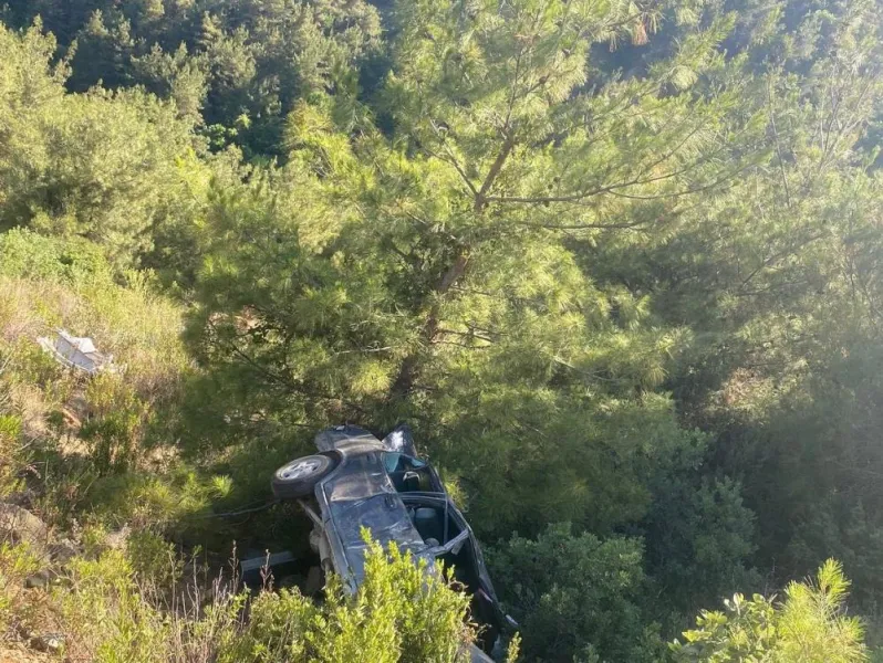 Hatay’da feci kaza: Otomobil uçuruma yuvarlandı