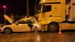 Hatay’da feci kaza: Tır otomobile çarptı, 2 kişi yaralandı