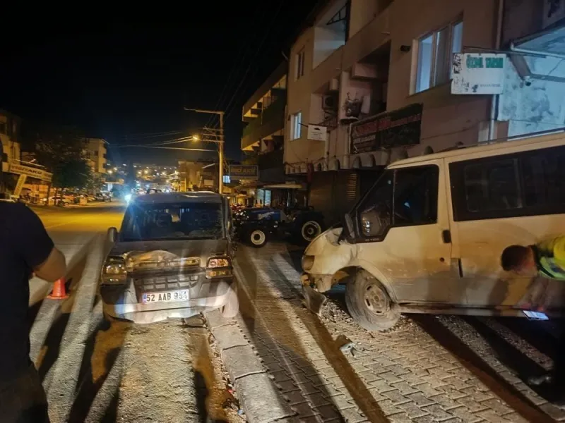 Hatay’da Hafif Ticari Araç Patpat ve Minibüse Çarptı