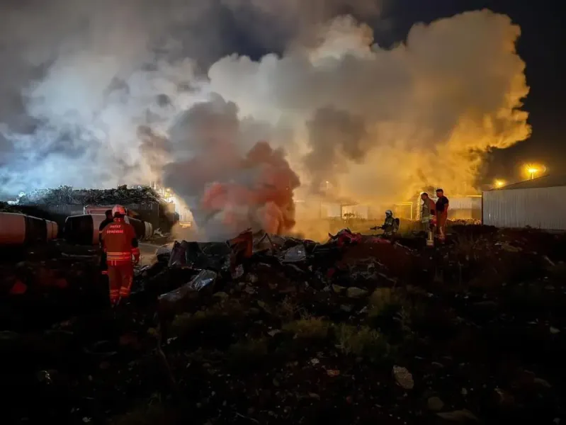 Hatay’da hurdalık yangını büyümeden söndürüldü