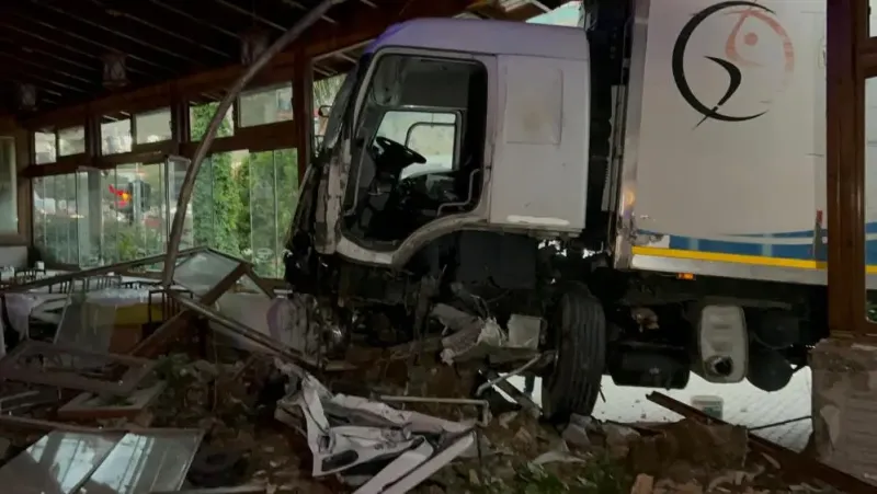 Hatay’da Kontrolden çıkan tır ortalığı savaş alanına çevirdi