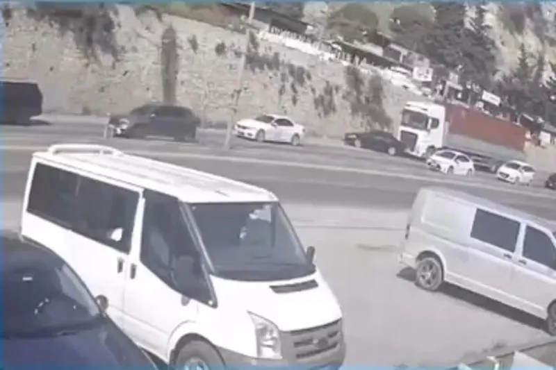 Hatay’da korku dolu anlar: Tır, otomobili metrelerce sürükledi