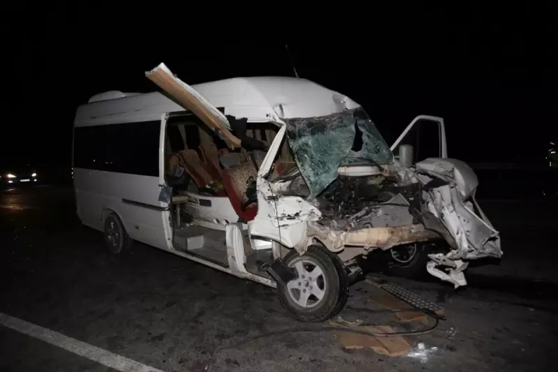 Hatay'da Feci Kaza! Minibüs Traktöre Çarptı: 14 Yaralı!