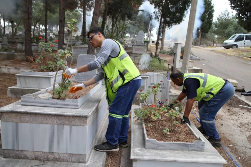 Hatay’da Mezarlıklar Bayrama Hazırlanıyor
