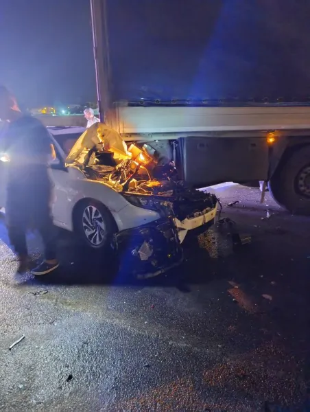 Hatay’da tıra çarpan otomobilde 3 kişi ağır yaralandı