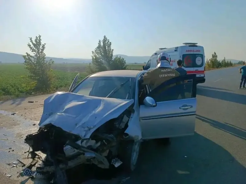 Hatay’da traktör ile otomobil çarpıştı: 3 yaralı