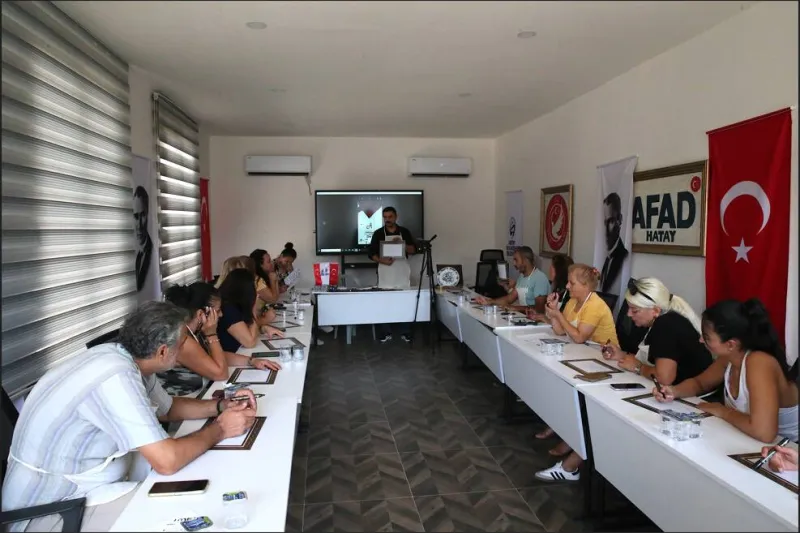 Hataylı depremzedeler fırça darbelerinde umut arıyor