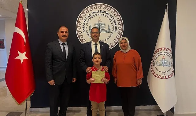 Hatay'ın Gururu: Minik Şairden Şiir Yarışmasında Büyük Zafer!