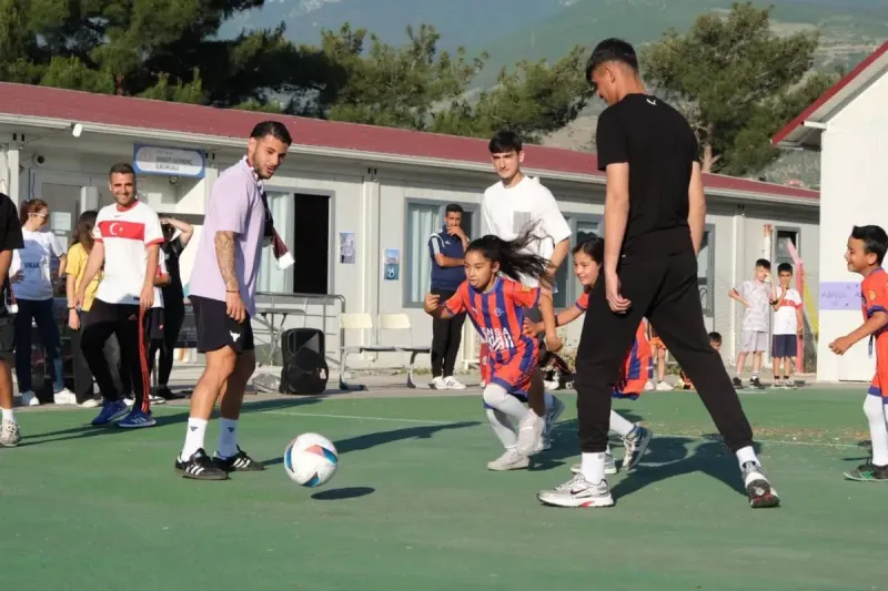Hatayspor Futbolcuları Çocuklarla Mini Maç Yaptı