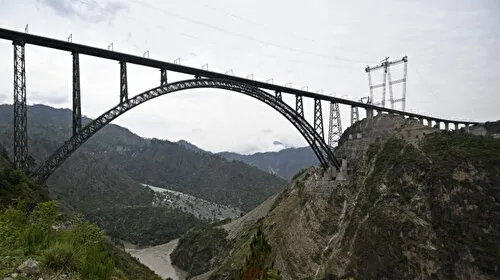 Hindistan dünyanın en yüksek tek kemerli demir yolu köprüsünün açılışını yaptı