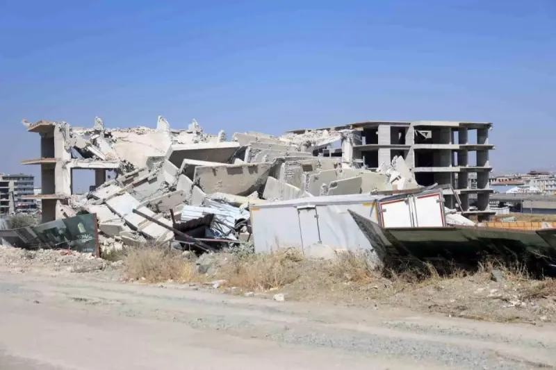 İş makinesiyle yıkılan 12 katlı ev deprem yaşattı